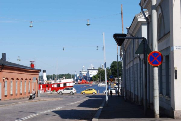 Capital of Contrasts: A Helsinki Walking Tour - Image 2