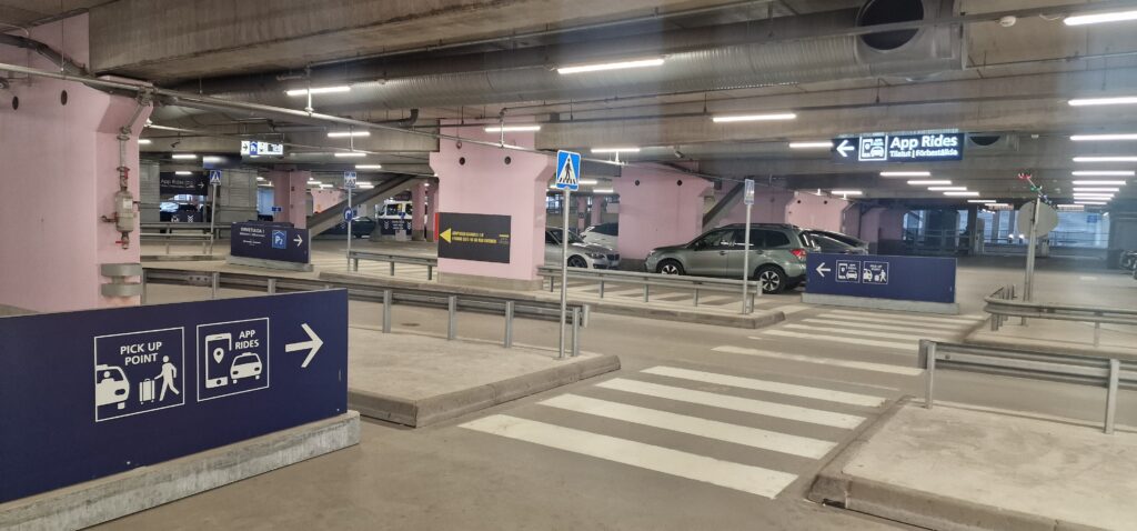 Step 5 - Follow the arrows. Cross the crosswalks carefully and always check for cars! After crossing, turn left.
You´re almost there.